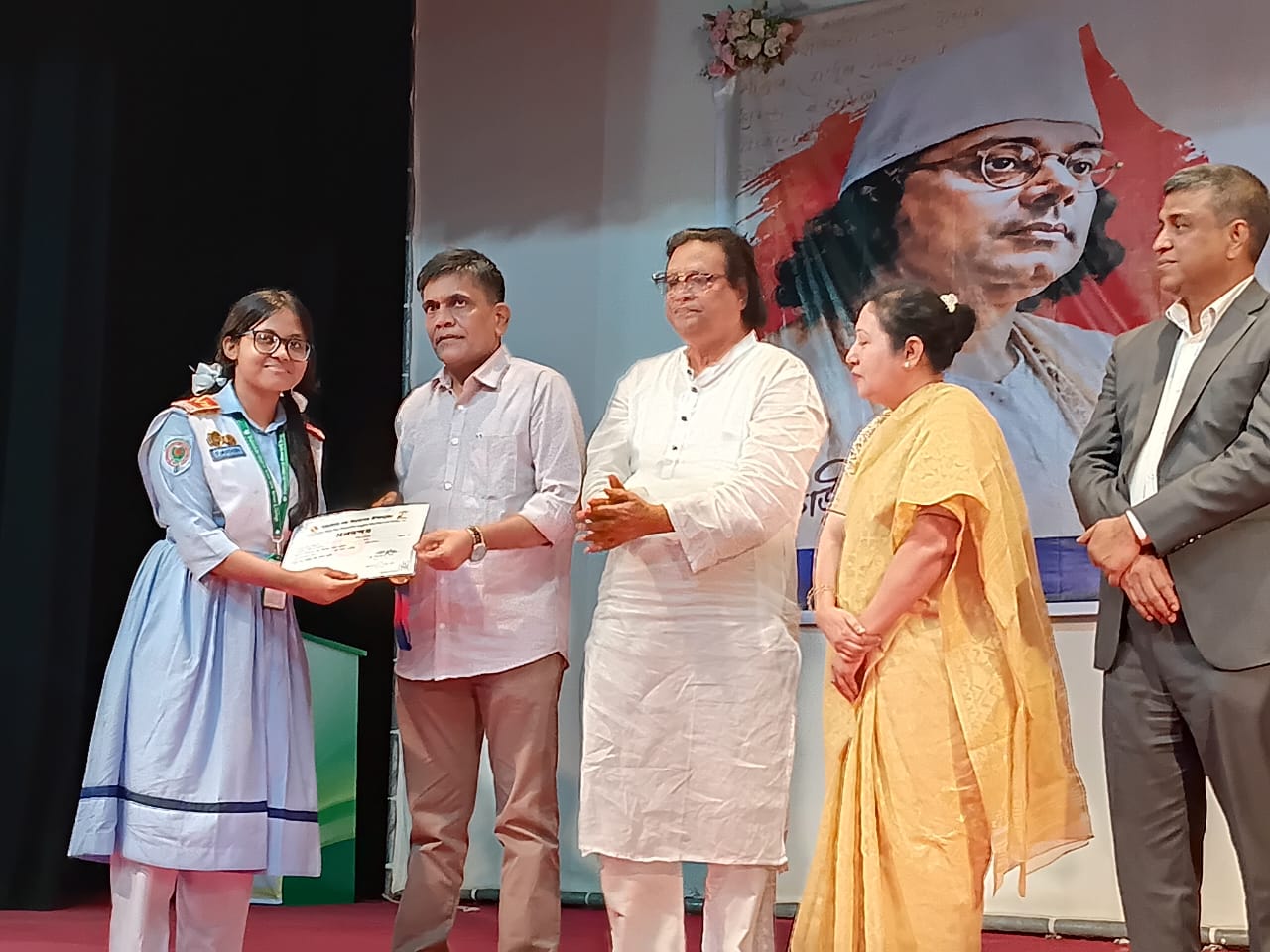 নজরুল বর্ষ উদযাপন উপলক্ষে আয়োজিত চিত্রাঙ্কন প্রতিযোগিতায় ঢাকা বিভাগে অত্র প্রতিষ্ঠানের সপ্তম শ্রেণির মাতামুহুরী শাখার শিক্ষার্থী ফারহিন ফেরদৌসী ১ম স্থান অর্জন করেছে।